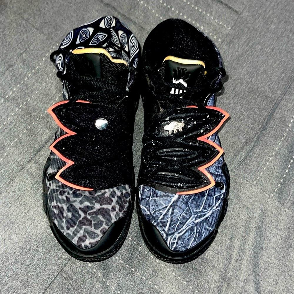 KYRIE 2 “WHAT THE CAMO” Men’s 9 1/2 LIKE NEW ONLY WORE IN DOORS